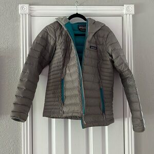 Grey Patagonia goose down hooded puffer